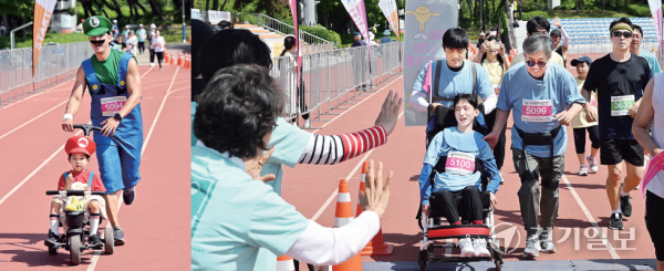 (왼쪽) 수퍼마리오 캐릭터 복장을 한 아빠와 아들이 힘차게 달리고 있다. (오른쪽) 장애인단체 참가자들이 골인 지점을 통과하고 있다. 특별취재반