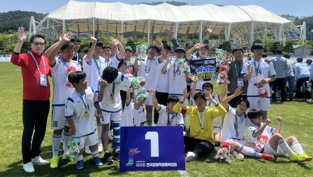 제18회 전국장애학생체육대회 축구 결승서 서울시를 꺾고 2연패를 이룬 경기도 선발팀.경기도장애인축구협회 제공