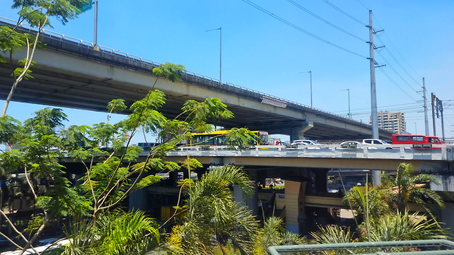 공항에서부터 호텔까지 이어진 다리 / 사진=김혜성 여행+ 기자