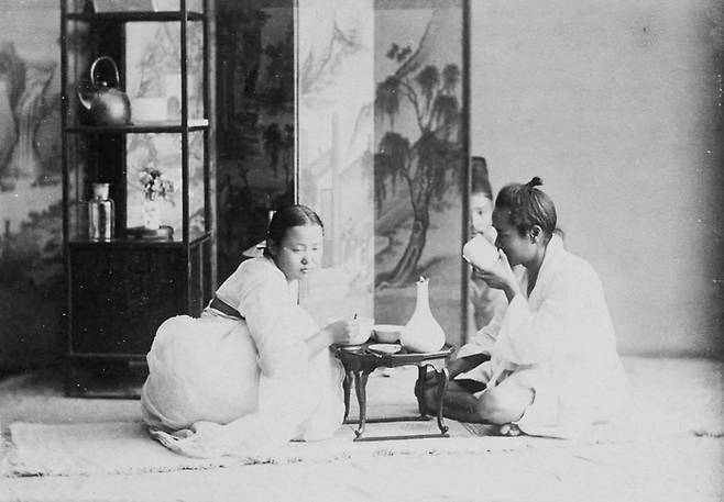 기생과 술마시는 남자(20세기초). 조선후기 경제의 안정화로 술소비가 급증했다. [미국 헌팅턴도서관(잭 런던 기증사진)]