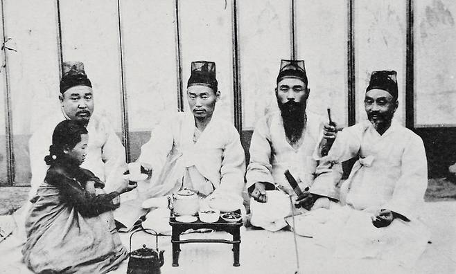 기생집에서 술마시는 햔량들(일제강점기). [국립민속박물관]