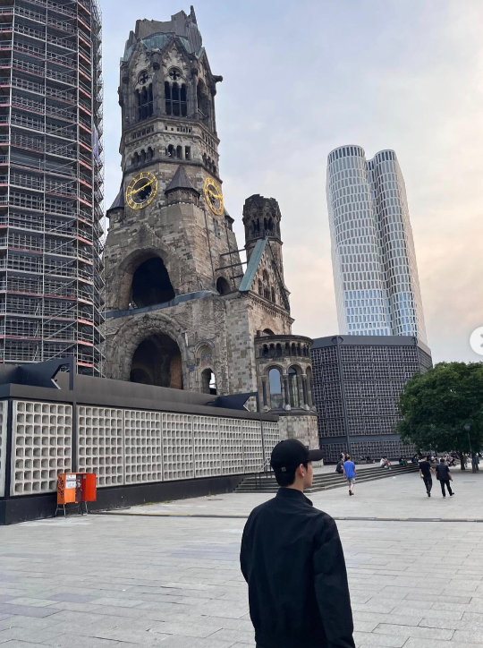 사진 속 김수현은 검은색 캡 모자와 검은색 재킷을 착용하고 있어 도시적이고 세련된 느낌을 줬다.사진=김수현 SNS