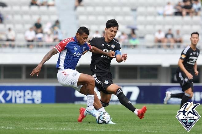 김기희(사진 오른쪽). 사진=한국프로축구연맹