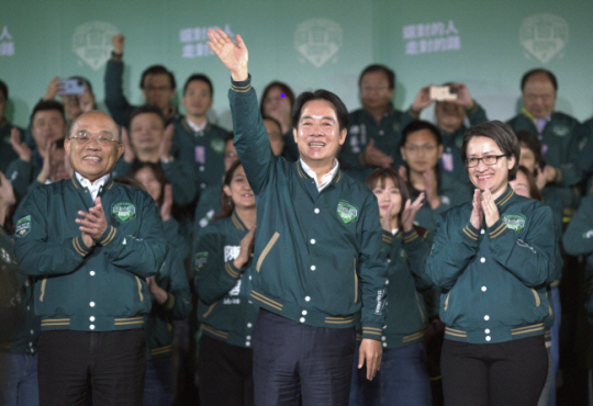 라이칭더(가운데) 대만 총통 당선자가 지난 1월 13일 총통 선거에서 승리한 뒤 환호하는 지지자들에게 손을 흔들고 있다.
