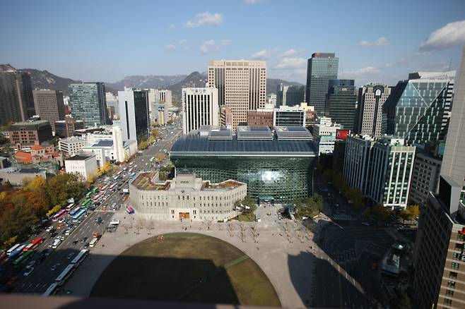 서울시는 올해부터 기습호우가 예상되면 비상근무에 들어간다. 사진은 서울시청 본관 전경.[서울시 제공]