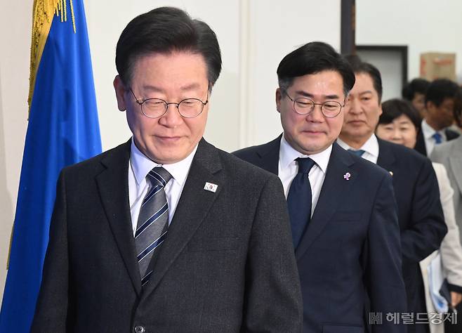 이재명 더불어민주당 대표와 박찬대 원내대표가 17일 서울 여의도 국회에서 열린 최고위원회의에 참석하고 있다. 이상섭 기자