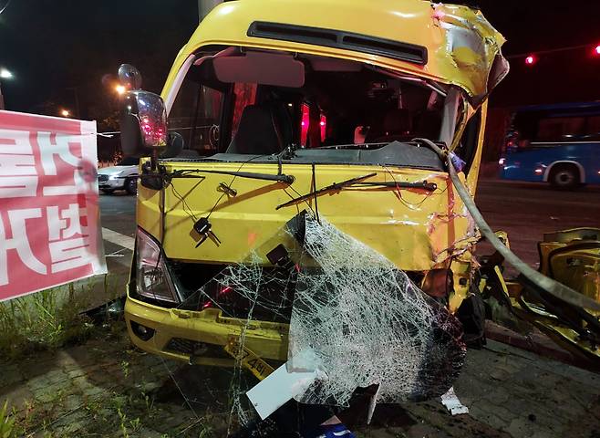 지난 18일 오후 8시 30분께 전북 전주시 완산구의 한 교차로에서 미니버스와 승용차가 정면으로 충돌해 버스가 크게 파손돼 있다. 이 사고로 버스 운전자 등 12명이 다쳤다. 연합뉴스