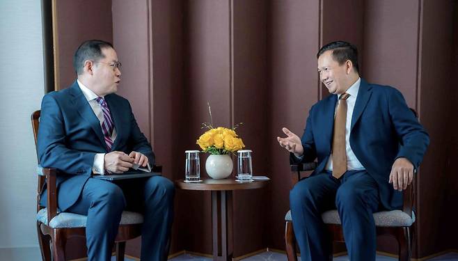 조현상(왼쪽) 효성 부회장과 훈 마넷 캄보디아 총리가 대화를 나누고 있다. [효성 제공]