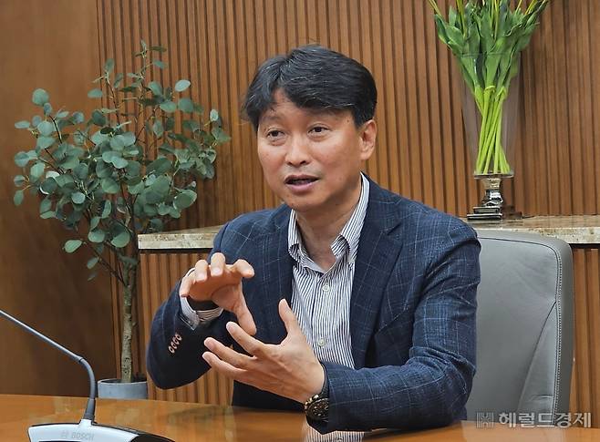 양준영 LG디스플레이 선행연구기술소장이 지난 SID에서 처음으로 공개한 올레도스 기술에 대해 설명하고 있다. 김민지 기자