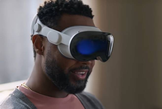 애플의 비전 프로를 체험하는 모습. [애플 공식 유튜브 캡쳐]