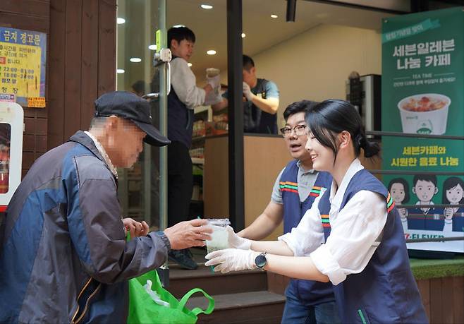 [서울=뉴시스]음료 나눠주는 세븐일레븐 직원들. 2024.05.17. (사진=서울시 제공) *재판매 및 DB 금지