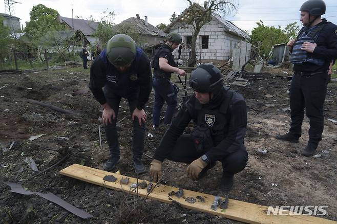 [AP/뉴시스] 러시아군이 우크라 동북부 하르키우주를 다시 공격하면서 주거지역에 인명살상 피해가 큰 활강(글라이드) 폭탄을 투하했다는 주장이 제기되고 있다. 18일 하르키우시 주거지에서 우크라 경찰 및 전범조사팀이 러시아 폭탄 조각들을 조사하고 있다. 주거지 공격은 국제법 위반이다.