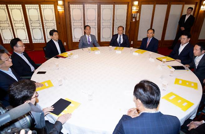 12일 오후 서울 종로구 삼청동 총리 공관에서 열린 긴급 고위 당·정·대 협의회에서 한덕수 국무총리, 국민의힘 황우여 비상대책위원장, 추경호 원내대표를 비롯한 참석자들이 자리에 앉아 회의 시작을 기다리고 있다. 연합뉴스