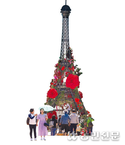 빨간 장미를 두른 에펠탑 모형이 축제에 온 사람들을 반긴다.
