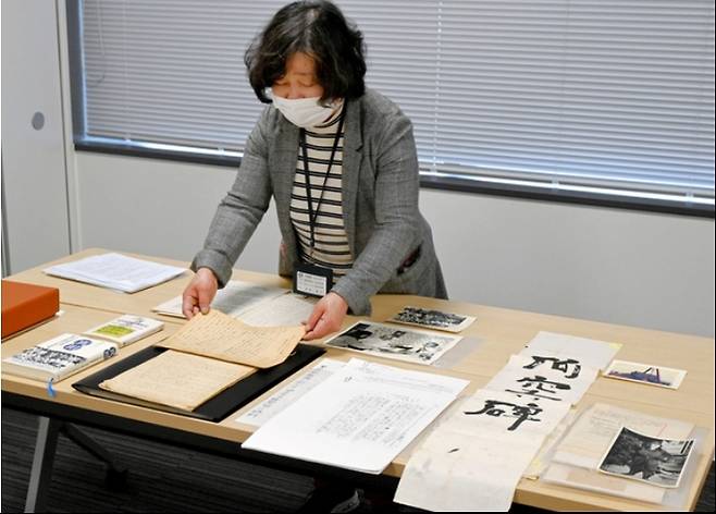 2차대전 당시 일본 대학에서 미군을 상대로 벌어진 생체해부실험에 참가한 도노 도시오씨가 생전에 모은 자료들. 아사히신문 캡처