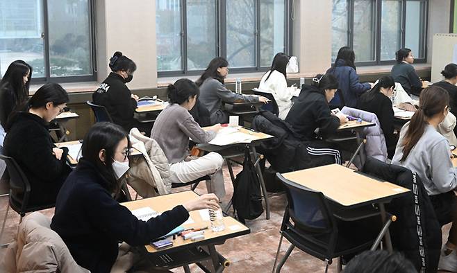 2024학년도 대학수학능력시험일인 지난 2023년 11월 16일 서울의 한 시험장에서 수험생이 시험 시작을 기다리고 있다. 뉴시스