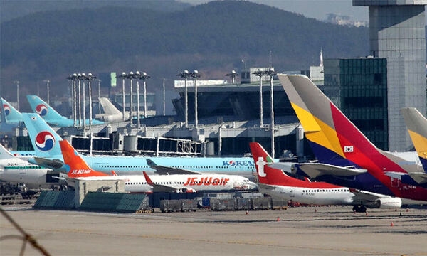 인천국제공항 주기장에 저비용항공사(LCC) 여객기를 비롯한 각 항공사 비행기들이 서 있다. 뉴스1