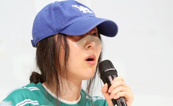 입장 밝히며 눈물 흘리는 민희진 대표 - 민희진 어도어 대표가 4월 25일 오후 서울 강남구 한국컨퍼런스센터에서 열린 긴급 기자회견에서 입장을 밝히고 있다. 하이브는 지난 22일 민희진 대표 등이 경영권 탈취 시도를 했다며 전격 감사에 착수한 것으로 알려졌다. 민 대표는 하이브의 또 다른 산하 레이블인 빌리프랩의 걸그룹 아일릿이 뉴진스를 카피했다는 공식입장으로 맞받아쳤다. 2024.04.25 뉴시스