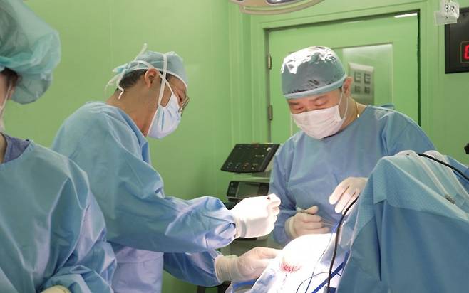 온종합병원 뇌혈관센터 수술 모습. 사진제공｜온종합병원