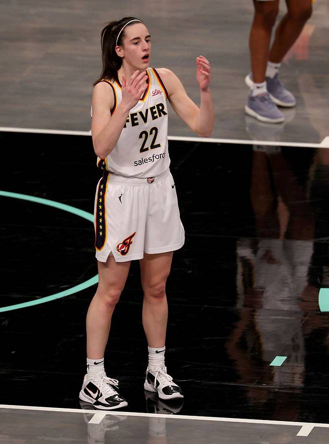 WNBA 인디애나의 케이틀린 클라크가 19일 뉴욕전에서 아쉬운 표정을 짓고 있다. Getty Images코리아