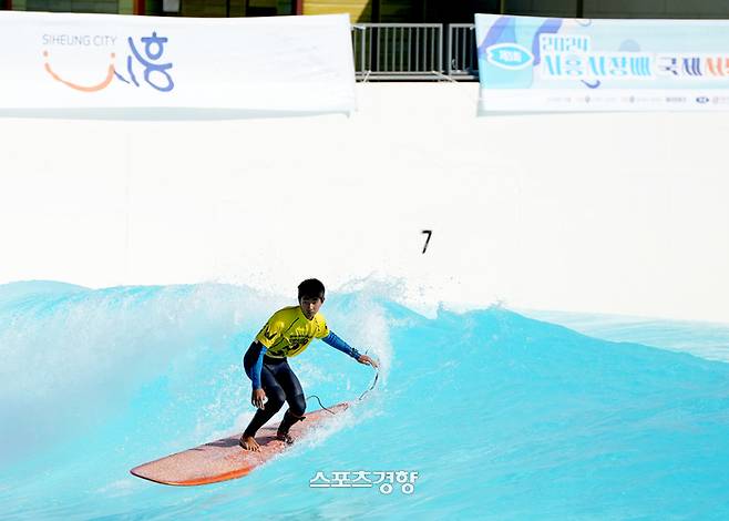 19일 시흥 웨이브파크에서 열린 ‘2024 시흥시장배 국제서핑대회 코리아 오픈’ 롱보드 남자 부분에서는 카노아 희재 팔미아노가 압도적인 기량으로 우승을 차지했다. /이충진 기자