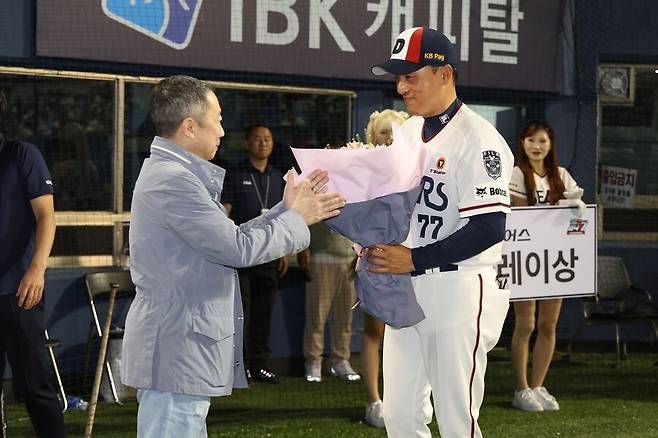 ▲ 이승엽 감독(오른쪽)의 100승을 직접 축하하는 박정원 회장 ⓒ 두산 베어스