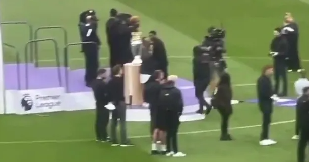 ▲ 아스널 홈구장에 배치된 잉글랜드 프리미어리그 우승 트로피. 16% 분명한 역전 우승 가능성에 아스널이 기적의 도전을 앞두고 있다. ⓒ 더선