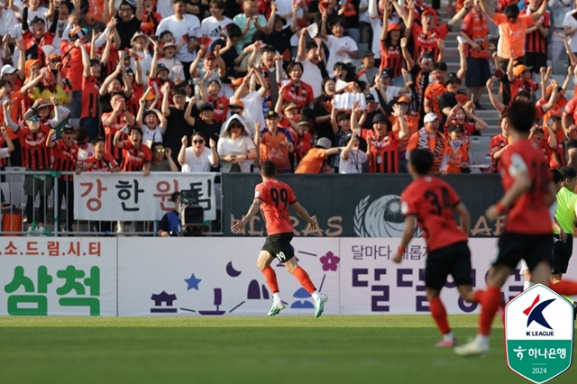 강원FC 야고(왼쪽)의 골 세리머니. /사진=한국프로축구연맹 제공