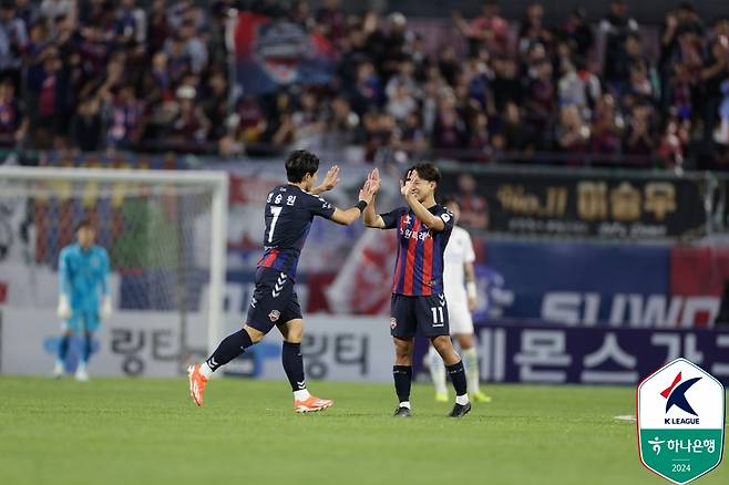 득점을 터트린 정승원(왼쪽)이 이승우와 함께 기뻐하고 있다. /사진=한국프로축구연맹 제공