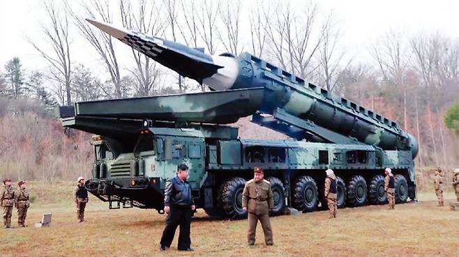 4월 2일 김정은 국무위원장이 참관한 가운데 시험발사에 성공한 북한의 중장거리 고체 탄도미사일 ‘화성포-16나’형. [뉴시스]