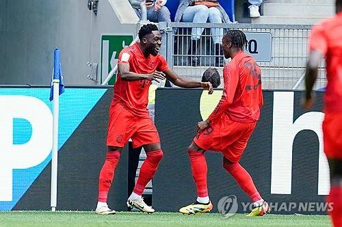 뮌헨이 19일(한국시간) 독일 호펜하임에 있는 프리제로 아레나에서 열린 호펜하임과의 2023-2024시즌 분데스리가 최종 라운드에서 2-4 역전패를 당했다.&nbsp;  뮌헨은 이 경기 패배로 승점 확보에 실패했다. 동시간대 열린 슈투트가르트와 보루시아 묀헨글라트바흐 경기에서 슈투트가르트가 4-0 대승을 거두면서 뮌헨은 3위(23승 3무 8패 승점 72)로 밀려났다. 슈투트가르트가 2위(23승 4무 7패 승점 73)로 올라섰다.&nbsp;  뮌헨이 3위로 내려앉은 건 지난 2010-2011시즌 이후 13년 만이다. 연합뉴스