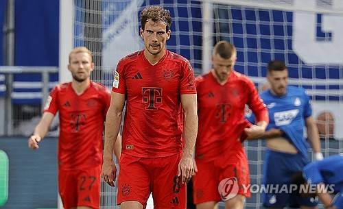 뮌헨이 19일(한국시간) 독일 호펜하임에 있는 프리제로 아레나에서 열린 호펜하임과의 2023-2024시즌 분데스리가 최종 라운드에서 2-4 역전패를 당했다.&nbsp;  뮌헨은 이 경기 패배로 승점 확보에 실패했다. 동시간대 열린 슈투트가르트와 보루시아 묀헨글라트바흐 경기에서 슈투트가르트가 4-0 대승을 거두면서 뮌헨은 3위(23승 3무 8패 승점 72)로 밀려났다. 슈투트가르트가 2위(23승 4무 7패 승점 73)로 올라섰다.&nbsp;  뮌헨이 3위로 내려앉은 건 지난 2010-2011시즌 이후 13년 만이다. 연합뉴스