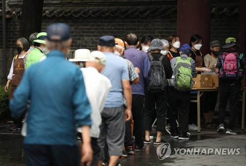 서울 탑골공원에서 무료급식을 위해 선 줄 [연합뉴스 자료사진]