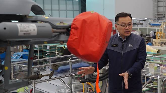 KAI 헬기생산팀 정성진 팀장 (사천=연합뉴스) KAI 헬기생산팀 정성진 팀장이 LAH 조립 공정에 대해 설명하고 있다. 2024.5.19 [KAI 제공]