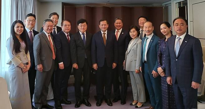 한국산업연합포럼 회장단, 훈 마넷 캄보디아 총리 면담  한국 측 참석자는 정만기 한국산업연합포럼 회장, 한국엔지니어링협회 이해경 회장, 한국섬유산업연합회 최병오회장, 한국자동차산업협동조합 이택성 이사장, 한국배터리산업협회 박태성 부회장, 한국여성경제인협회 박경분 특별부회장, 도화엔지니어링 김용구 사장, 윤석현 한국산업연합포럼 사무총장 등. 
캄보디아 측 참석자는 훈 마넷 총리, 순 짠돌 캄보디아개발위원회 제1부위원장 겸 부총리, 쩜니몰 상무부장관, 찌룽 주한 캄보디아 대사 등.
[한국산업연합포럼 제공. 재판매 및 DB 금지]