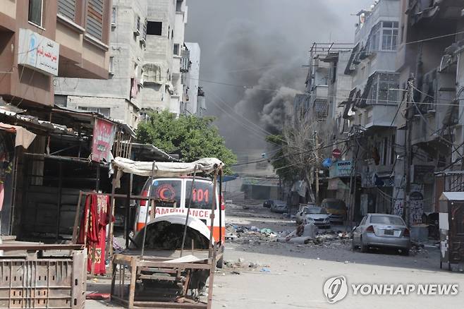 이스라엘군의 폭격으로 연기가 치솟는 자발리야 난민촌 [신화 연합뉴스자료사진. 재판매 및 DB 금지]
