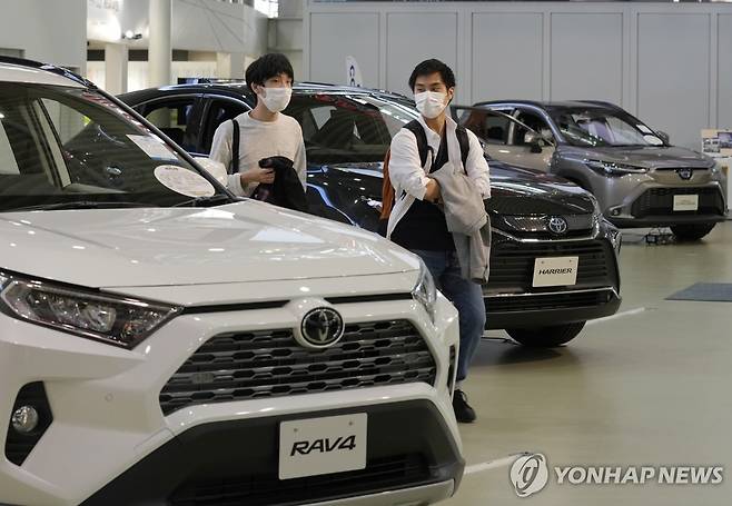 도요타 차량 살피는 일본인들 [EPA 연합뉴스 자료사진. 재판매 및 DB 금지]