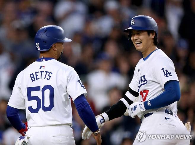 환하게 웃는 베츠와 오타니 [게티이미지/AFP=연합뉴스 자료사진]