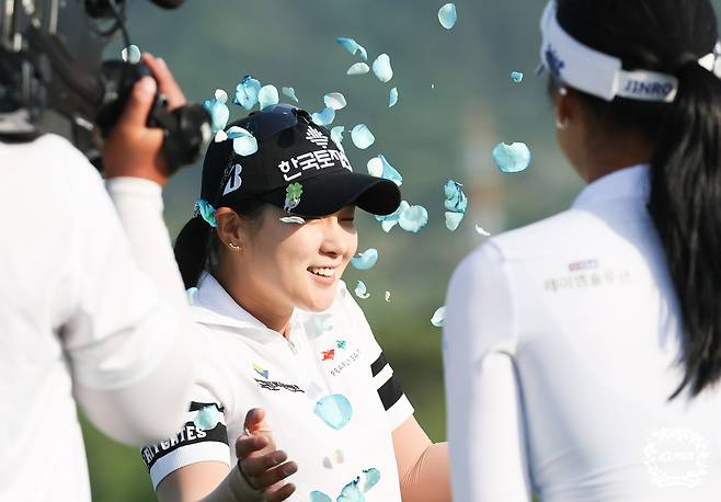 꽃잎 축하 세례를 받는 박현경. [KLPGA 제공. 재판매 및 DB 금지]