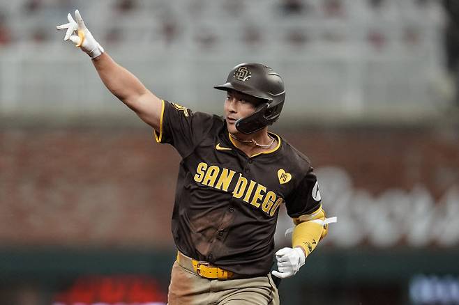 김하성이 20일 열린 MLB 애틀랜타 브레이브스와 경기에서 시즌 6호 홈런을 친 뒤 세리머니하고 있다.(사진=AP/뉴시스)