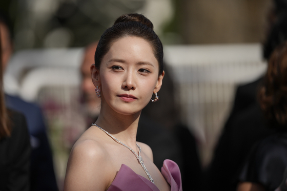 Im Yoon-ah poses for photographers upon arrival at the premiere of the film 'Horizon: An American Saga' at the 77th international film festival, Cannes, southern France, Sunday, May 19, 2024. (Photo by Andreea Alexandru/Invision/AP) 051224130421  〈저작권자(c) 연합뉴스, 무단 전재-재배포, AI 학습 및 활용 금지〉