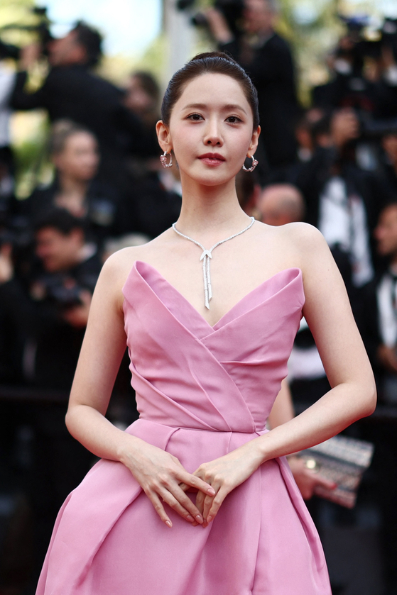 Im Yoon-ah poses on the red carpet during arrivals for the screening of the film "Horizon: An American Saga - Chapter 1" Out of competition at the 77th Cannes Film Festival in Cannes, France, May 19, 2024. REUTERS/Yara Nardi  〈저작권자(c) 연합뉴스, 무단 전재-재배포, AI 학습 및 활용 금지〉