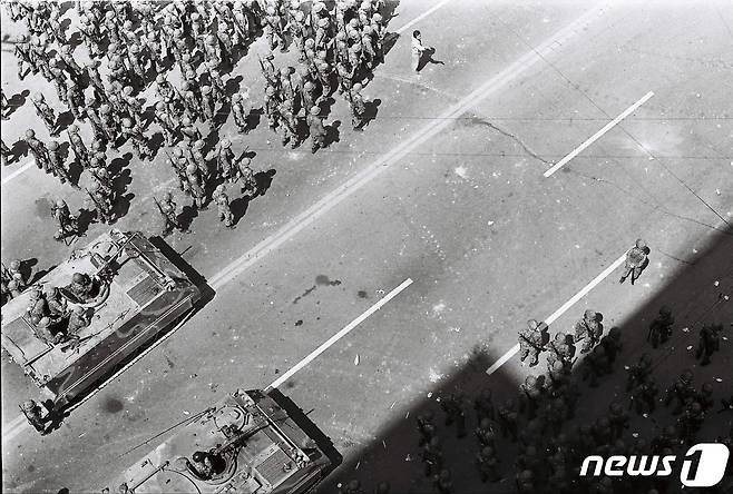 1980년 5월21일 오전 10시~11시쯤 광주 동구 금남로 전일빌딩 앞에 배치된 계엄군 장갑차에 12.7mm 기관총에 실탄이 장착돼 있다. (5·18진상규명조사위원회 제공)/2022.6.22/뉴스1 ⓒ News1