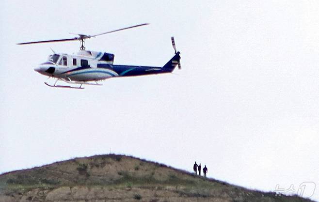 19일(현지시간) 이란-아제르바이잔 국경 근처에서 에브라임 라이시 이란 대통령을 태운 헬리콥터가 이륙하고 있다. 이 헬기는 이후 추락했으며, 라이시 대통령의 생사는 확인되지 않았다. 2024.05.19/ ⓒ 로이터=뉴스1 ⓒ News1 권진영 기자