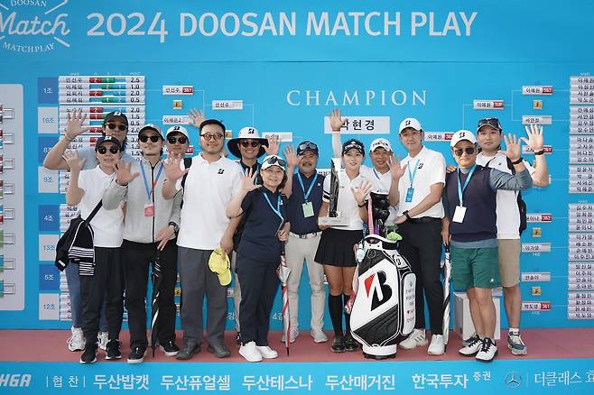 두산 매치플레이 챔피언 박현경(우측에서 다섯 번째)과 석교상사 임직원들. (석교상사 제공)