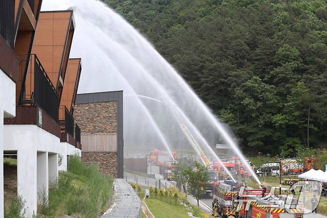 20일 오후 경기 화성시 무봉산자연휴양림에서 열린 '2024년 화성시 재난대응 안전한국훈련'에서 화성소방서와 육군 제51보병사단 및 유관기관 관계자들이 산사태 발생 및 산불 등 복합재난 상황을 가정해 훈련을 진행하고 있다. 2024.5.20/뉴스1 ⓒ News1 김영운 기자