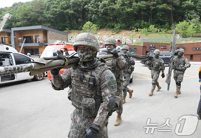 20일 오후 경기 화성시 무봉산자연휴양림에서 열린 '2024년 화성시 재난대응 안전한국훈련'에서 화성소방서와 육군 제51보병사단 및 유관기관 관계자들이 산사태 발생 및 산불 등 복합재난 상황을 가정해 훈련을 진행하고 있다. 2024.5.20/뉴스1 ⓒ News1 김영운 기자