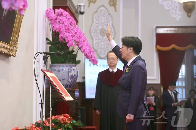 20일(현지시간) 대만 타이베잉에서 라이칭더 대만 총통 당선인이 취임식에서 선서를 하고 있다. 2024.05.20 ⓒ AFP=뉴스1 ⓒ News1 정지윤 기자