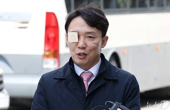 이정섭 대전고검 검사가 8일 오후 서울 종로구 헌법재판소에서 열리는 자신의 탄핵 사건 첫 변론기일에 출석하며 취재진의 질문에 답하고 있다. 이 검사는 강촌 엘리시안리조트 이용 선후배 검사 특혜와 처남 마약 사건 특혜, 김학의 뇌물 사건 연루 등을 위반한 혐의를 받고 있다. (공동취재) 2024.5.8/뉴스1 ⓒ News1 신웅수 기자