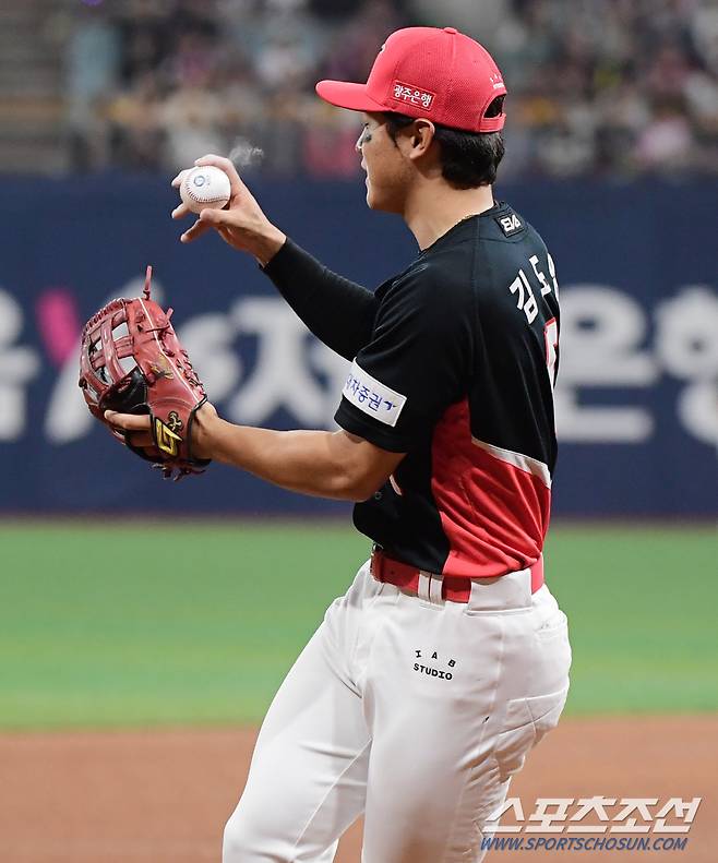 25일 서울 고척스카이돔에서 열린 KIA와 키움의 경기. 4회말 2사 이원석의 직선타를 김도영이 잡고 있다. 고척=정재근 기자 cjg@sportschosun.com/2024.4.25/